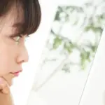 鏡を見る女性