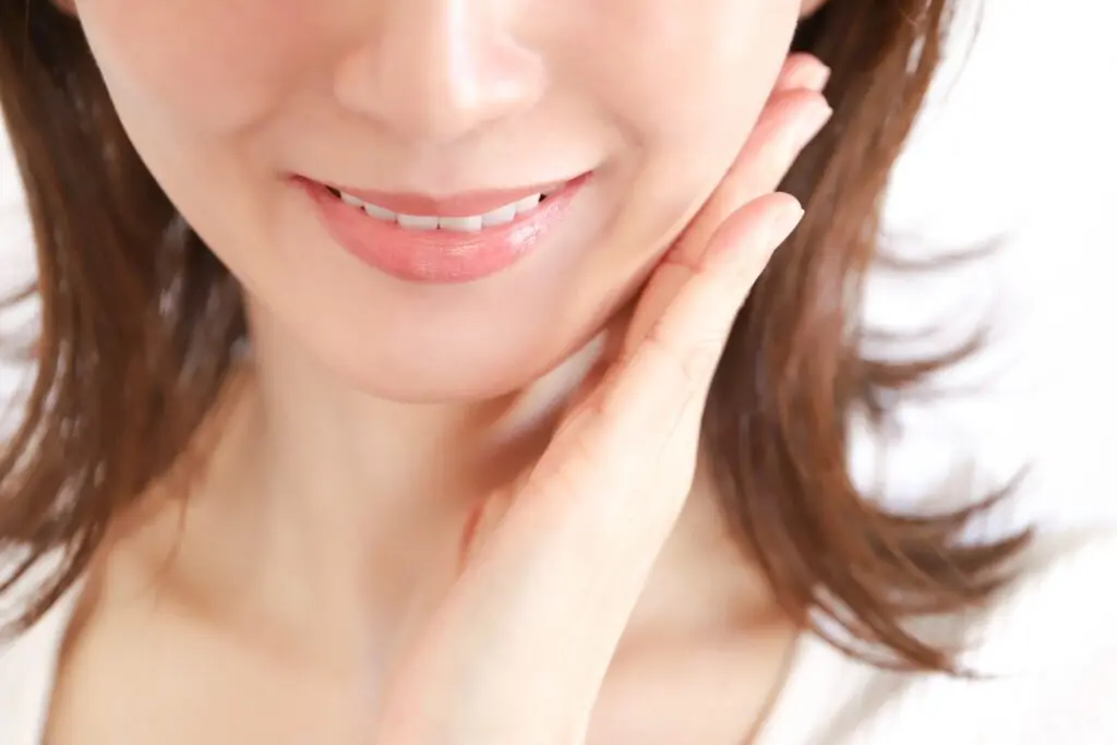 頬のたるみが気になる方へ｜原因や効果のある対策をご紹介