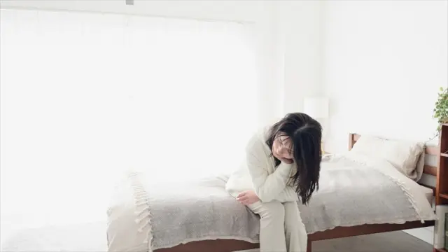 ベッドに座る女性