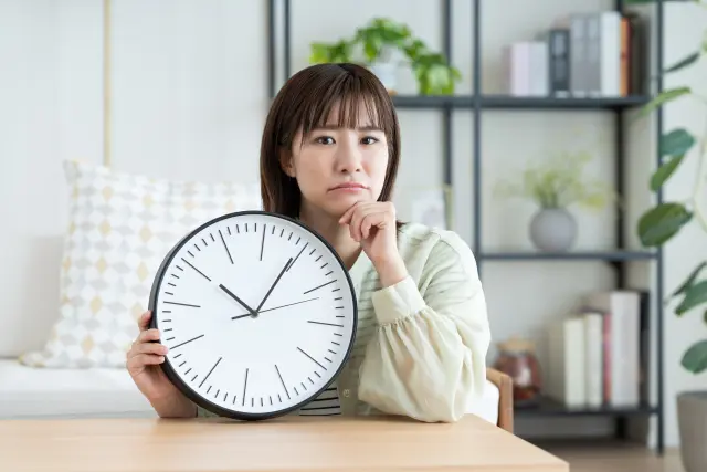 時計を持った女性