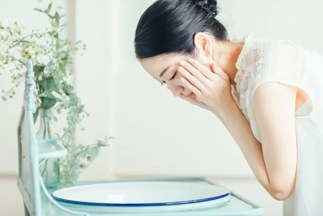 洗顔中の女性