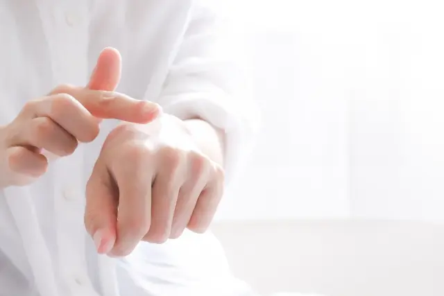 手に薬を塗る様子