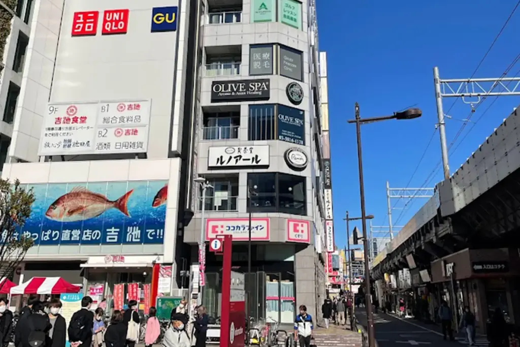 ビルの7階となります