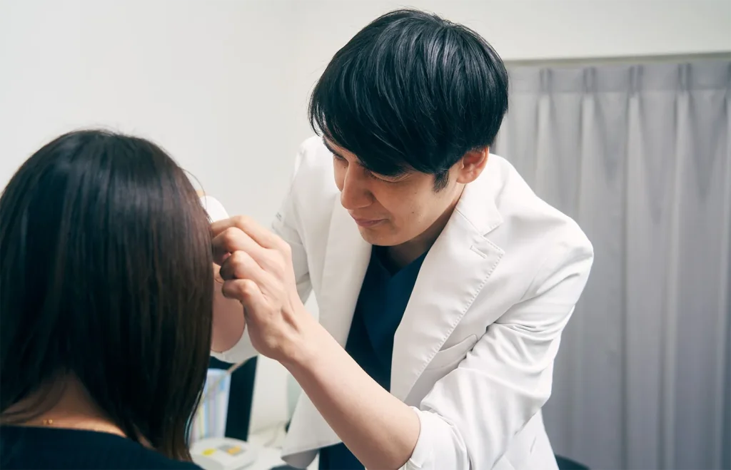 医師が診察をする様子