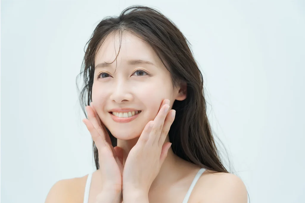 シワのない肌に笑顔になる女性