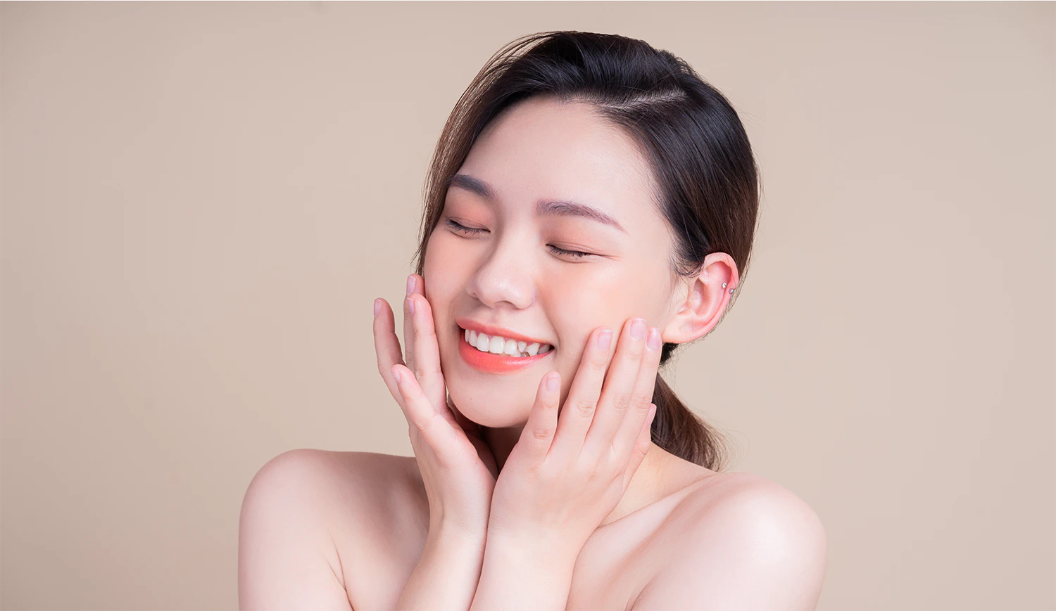 透明感のある肌の女性がうれしそうに笑っている画像