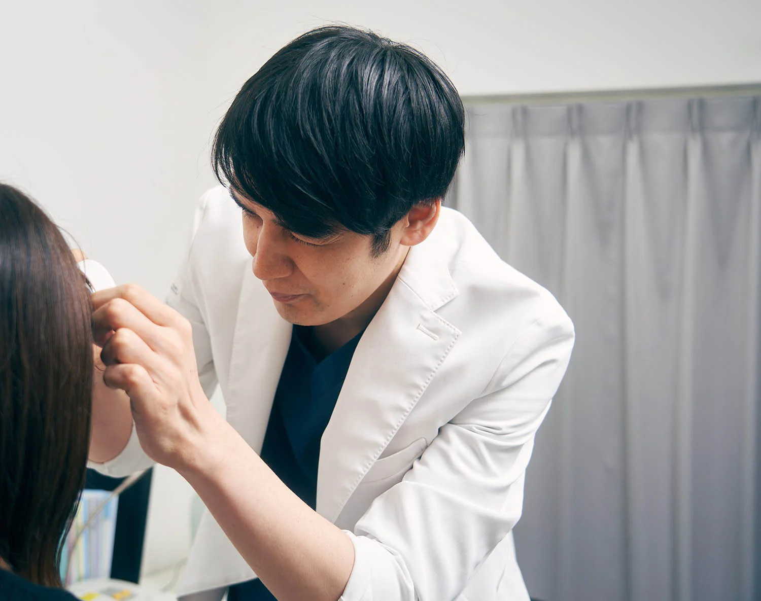 院長が頭皮を診察している様子