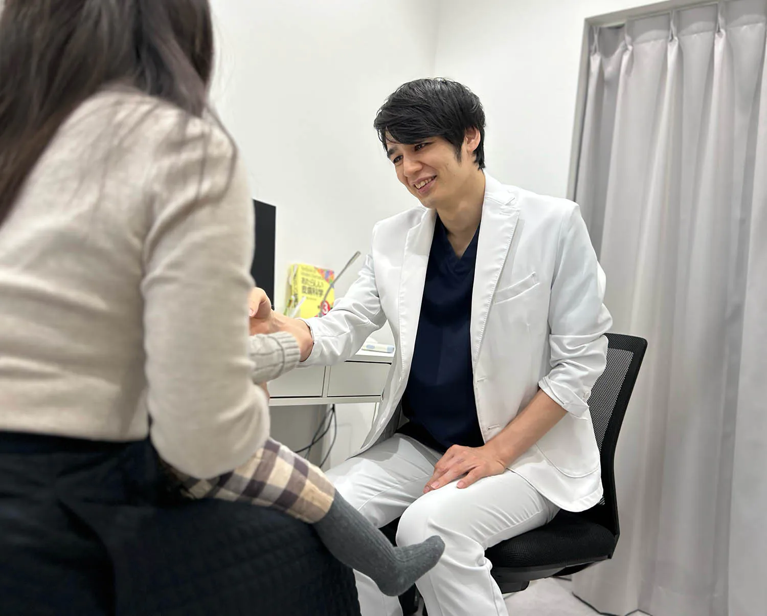 院長が診察をしている様子