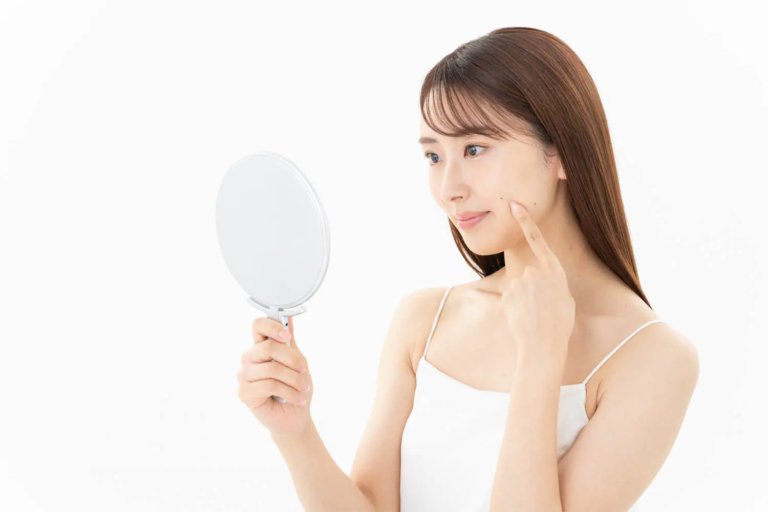 鏡を見ている女性